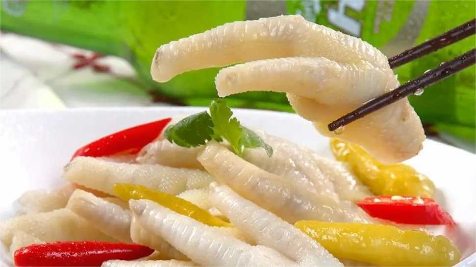 泡椒鳳爪塑料保鮮盒包裝機(jī)：鎖住美味，保鮮每一刻
